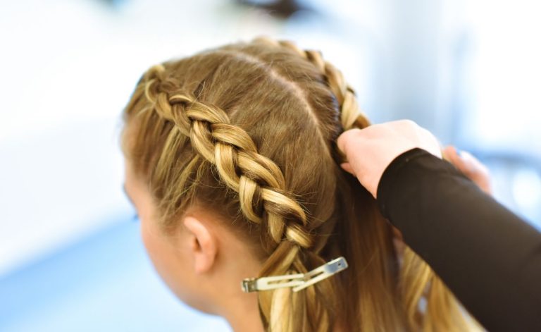 Coiffure facile à faire seule : 10 idées rapides pour sublimer vos