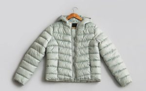 doudoune femme sur un cintre