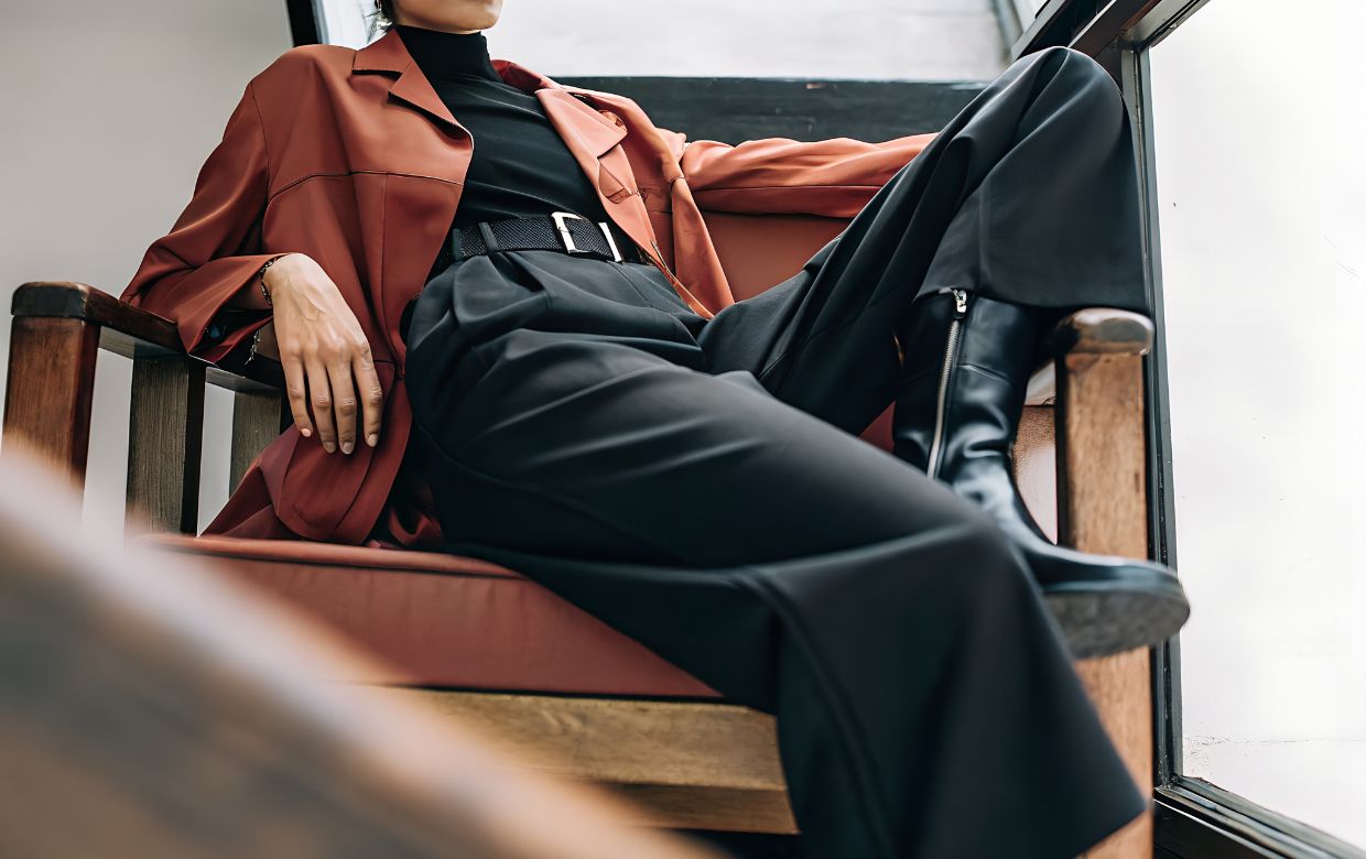 femme qui porte un pantalon large