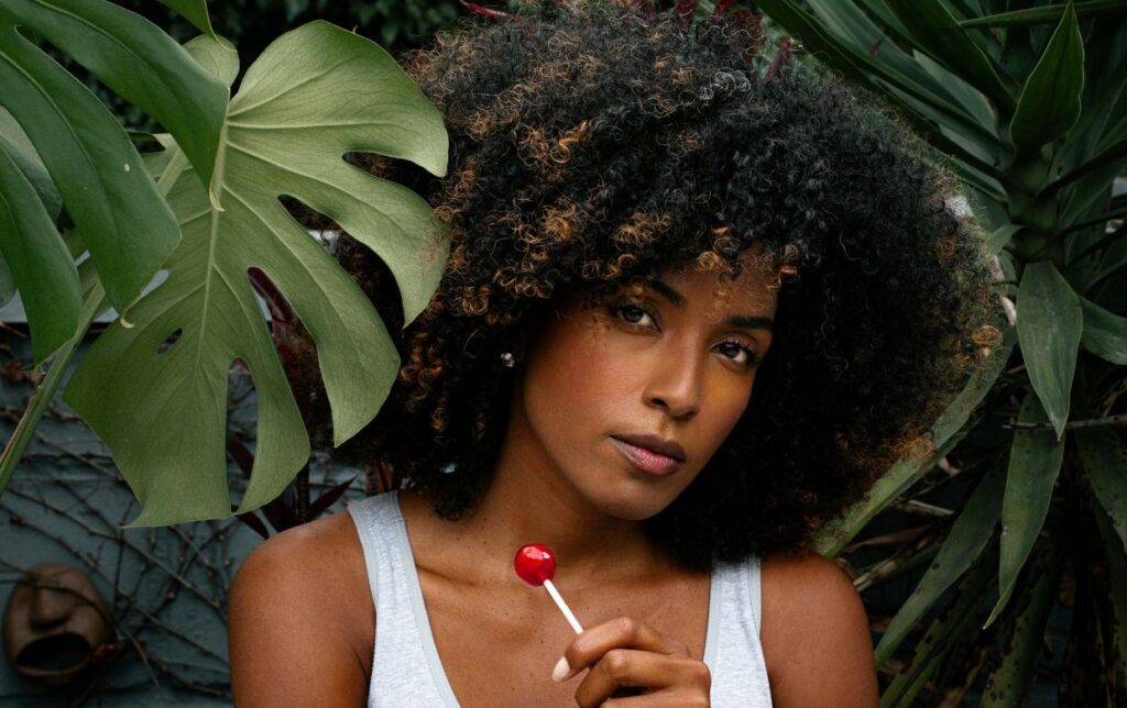 femme aux cheveux crepus