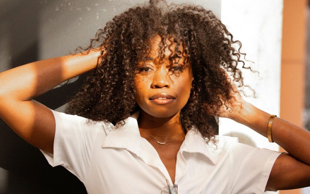 femme noir beaux cheveux