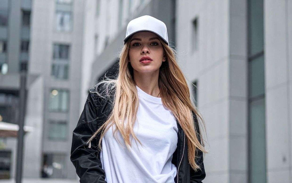 femme qui porte une casquette