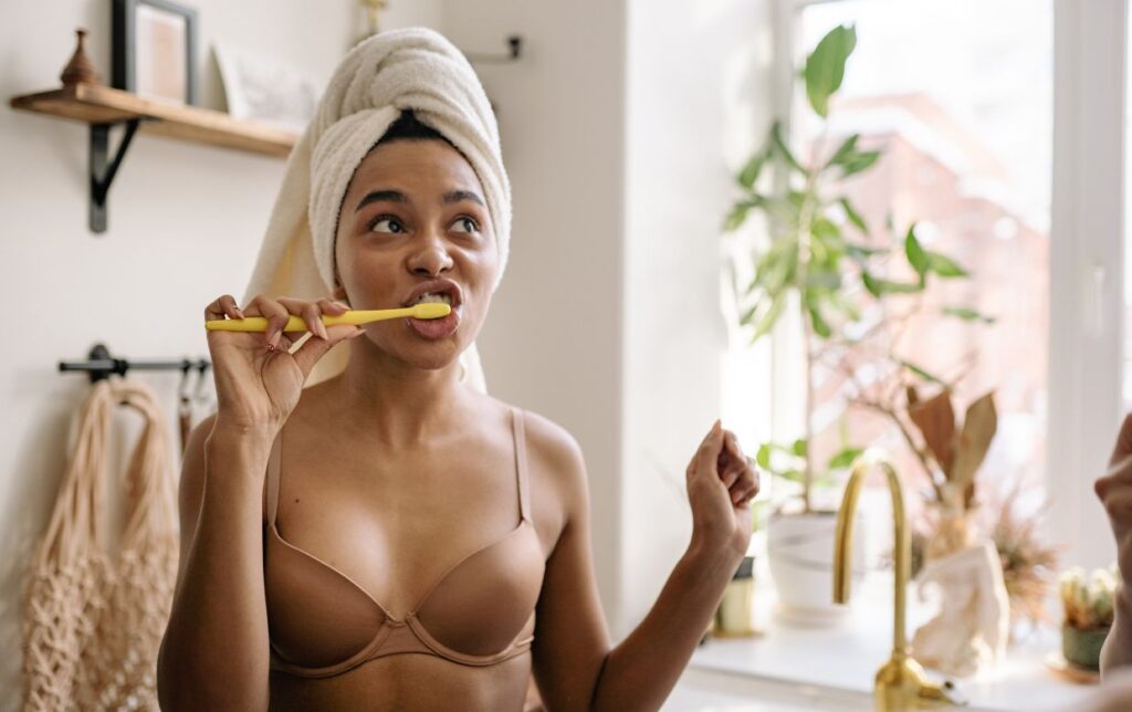 femme en soutien gorge