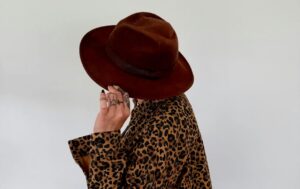 femme en chemise leopard