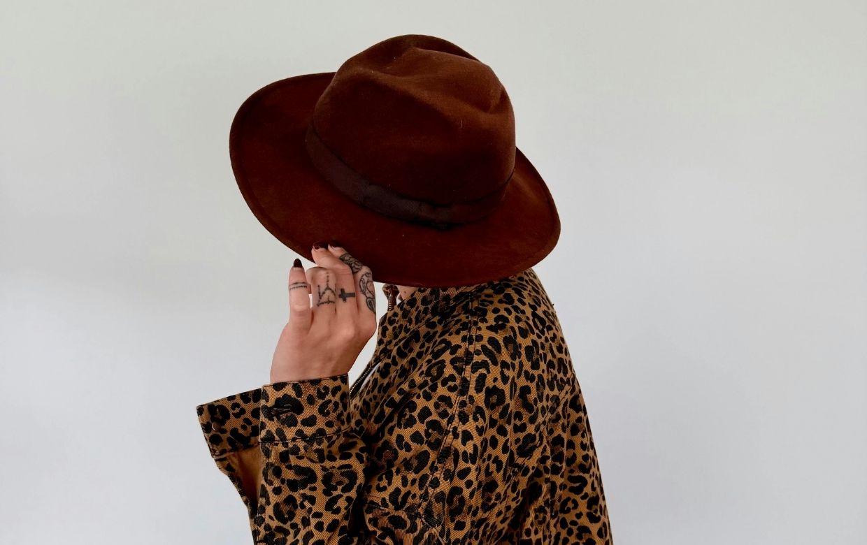 femme en chemise leopard
