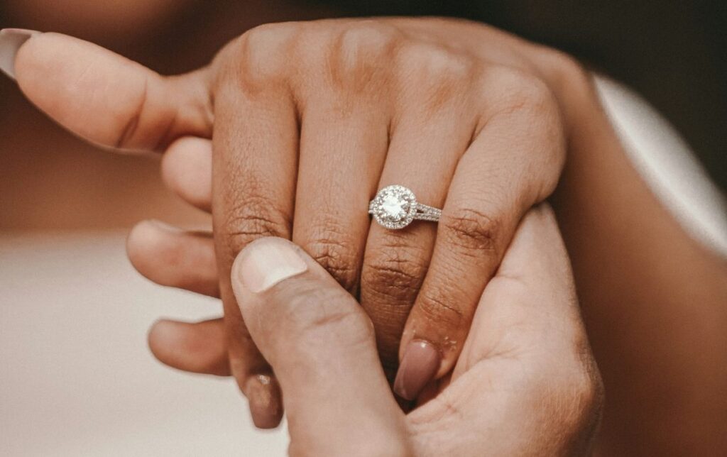 main de femme avec bague de fiancaille