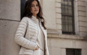 femme en doudoune legere